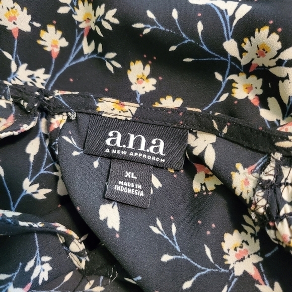 A.n.a. Floral print Blouse Size XL, black floral print - Picture 4 of 7